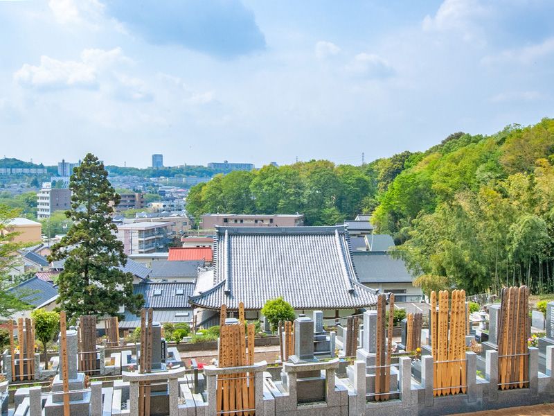 高台の墓苑と街並み