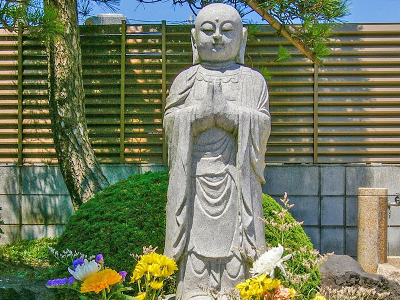 庭の中の地蔵像
