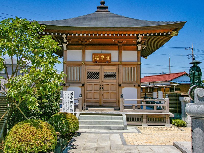 小さな堂宇の外観