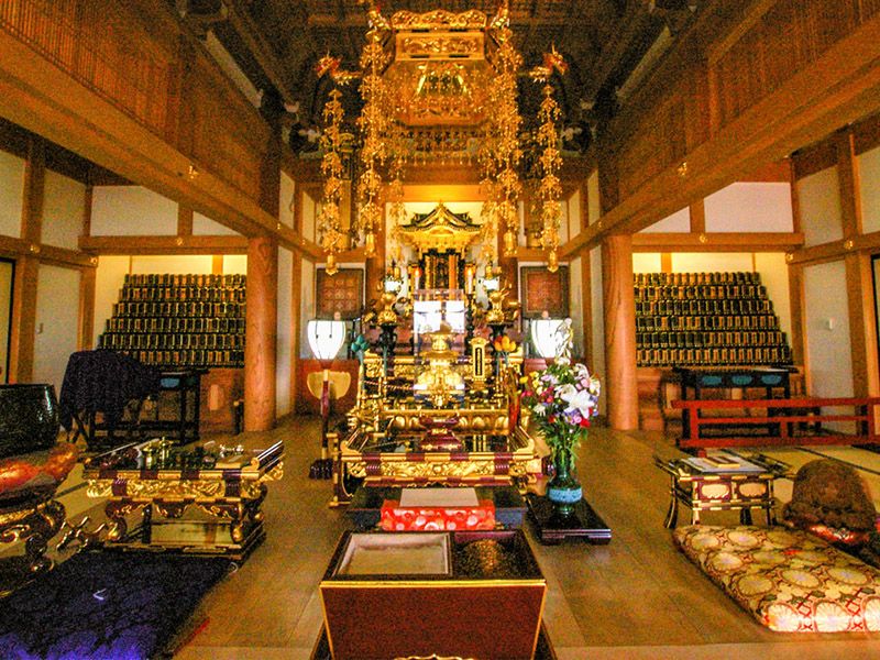 堂内の祭壇