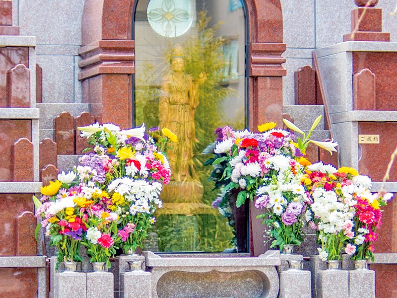 花に囲まれた石仏