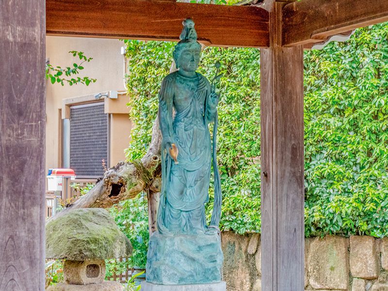 木陰の観音像