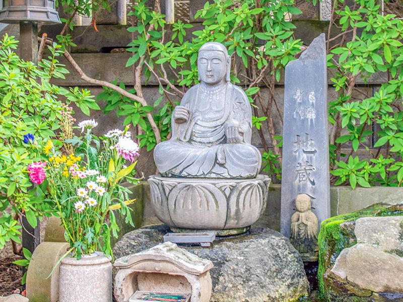 庭の座仏と石碑