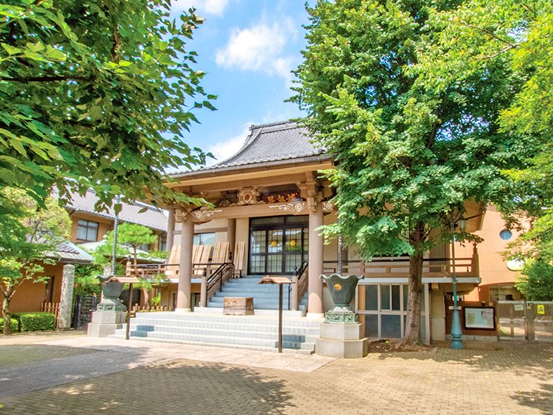 木々に囲まれた堂宇外観