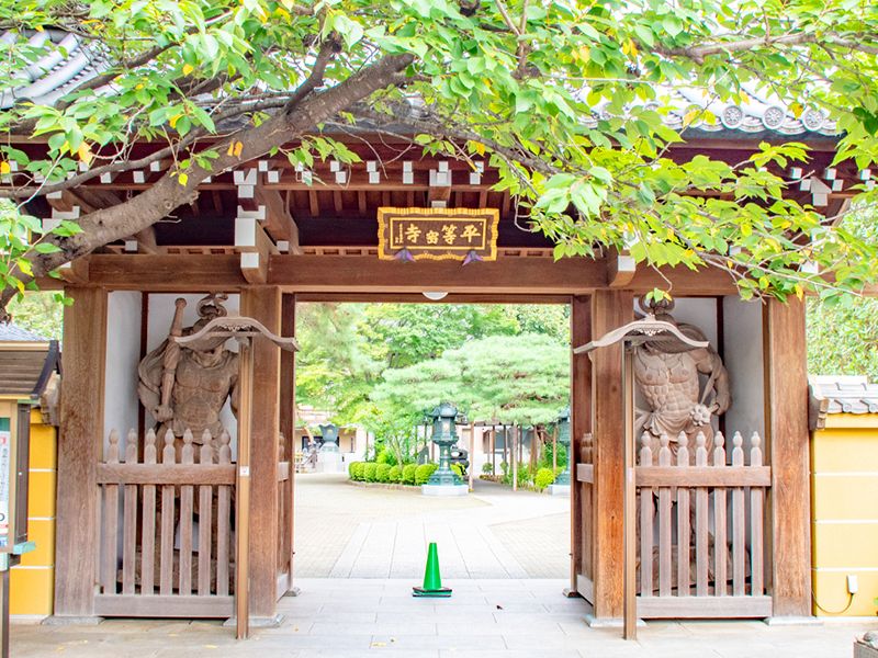 木造門のある寺院入口