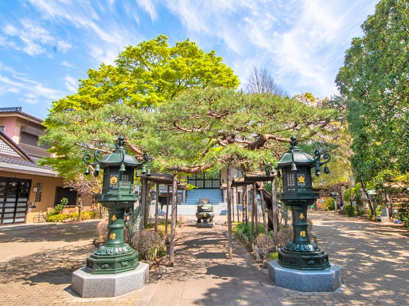 灯籠のある寺院外観