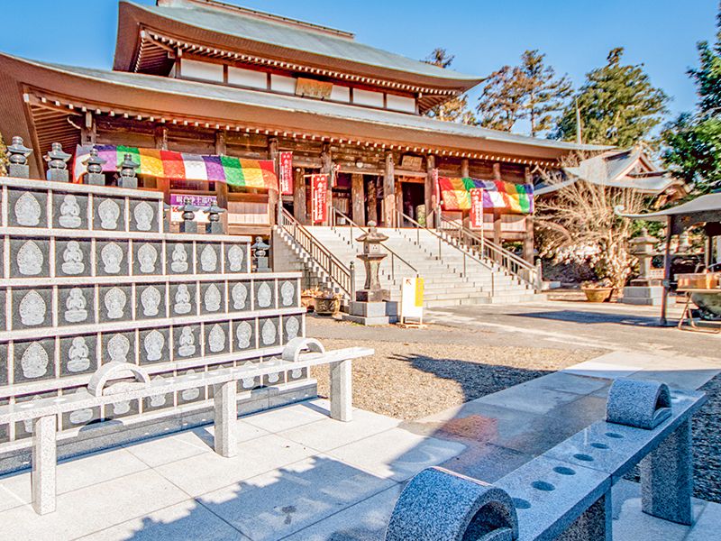 本堂前の壁面納骨壇
