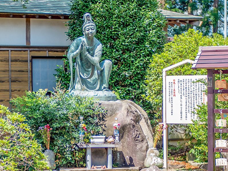 庭の観音像