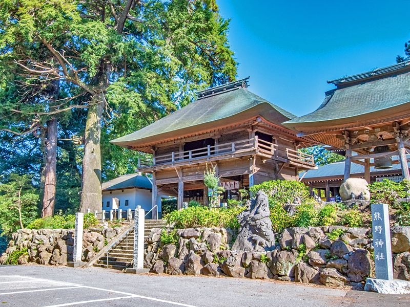 石段のある本堂外観