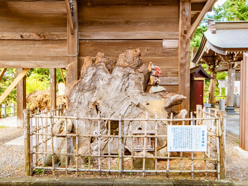 しめ縄のある岩