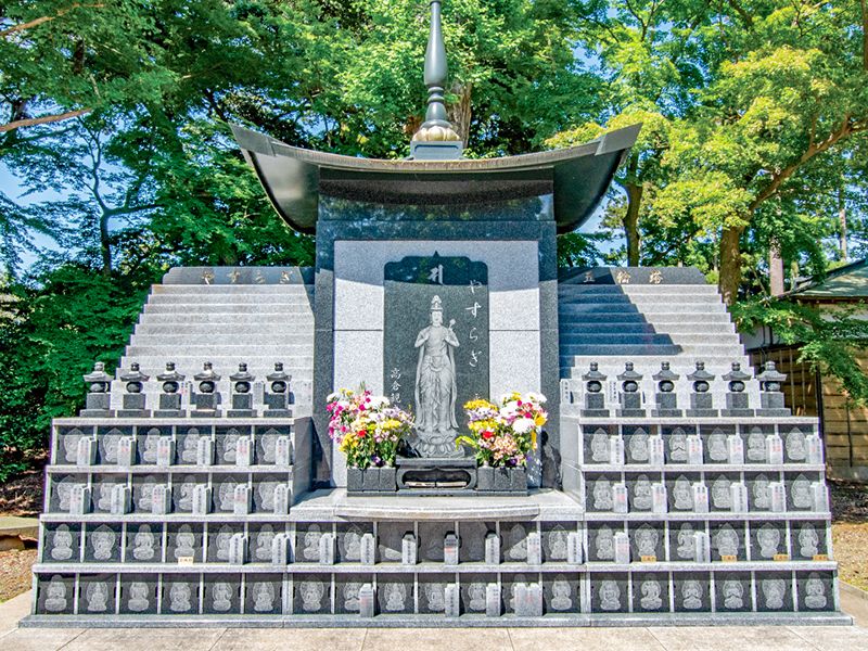 階段状の納骨壇と観音像