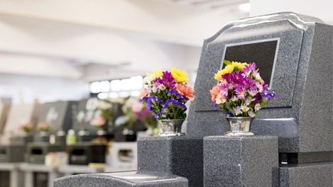 神奈川聖堂　屋内でも生花がお供えできる