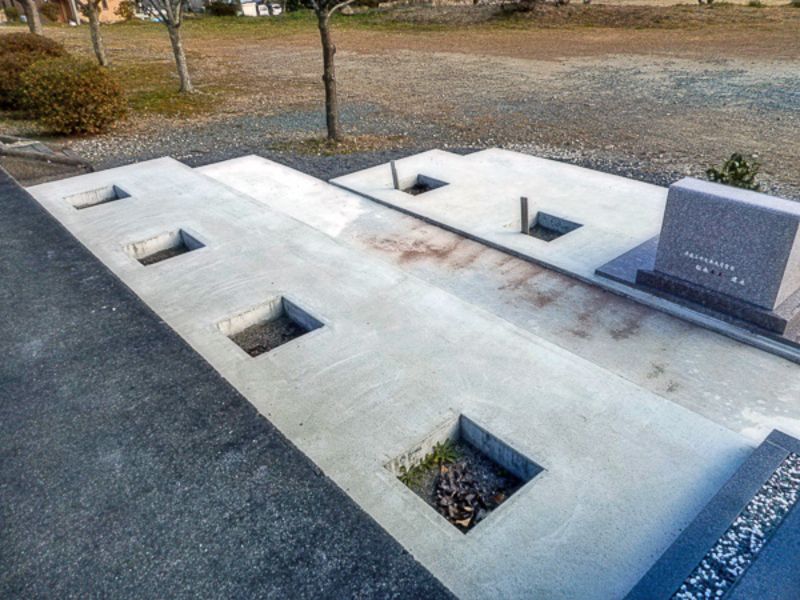 春林院内境内墓地