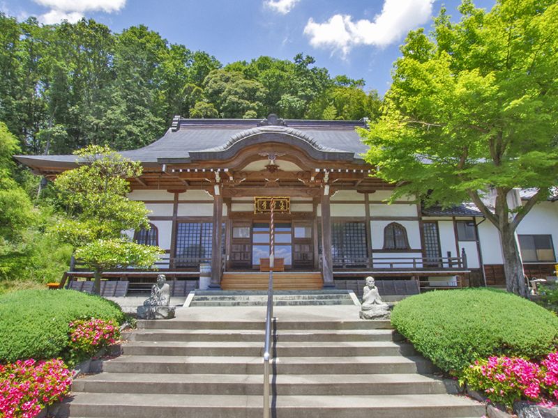 石段のある本堂外観