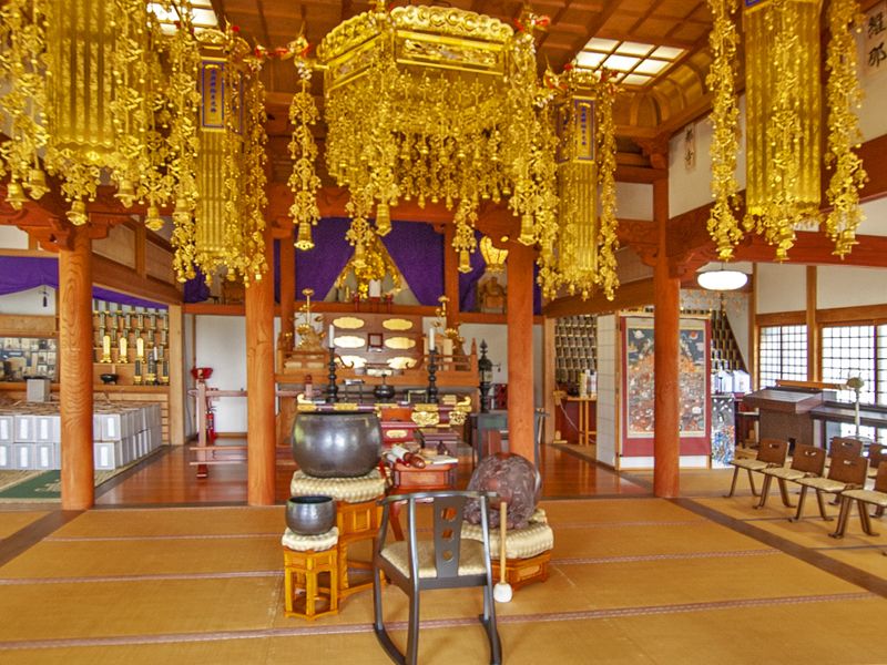 堂内の祭壇