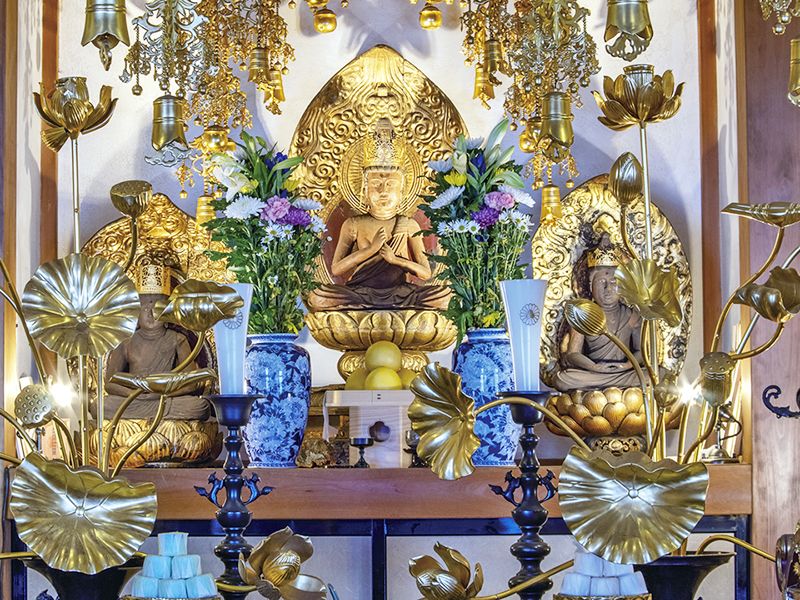 金色の仏像壇