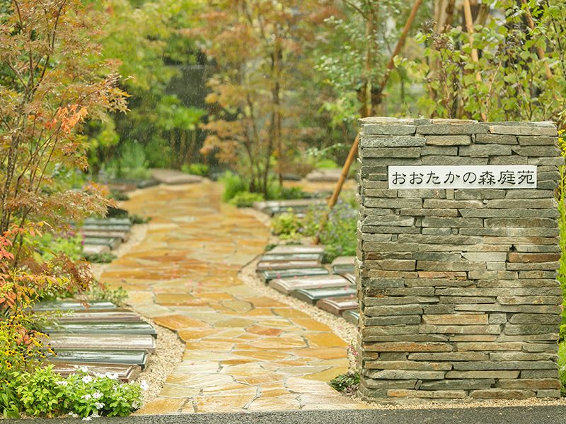 花と緑に彩られた庭苑