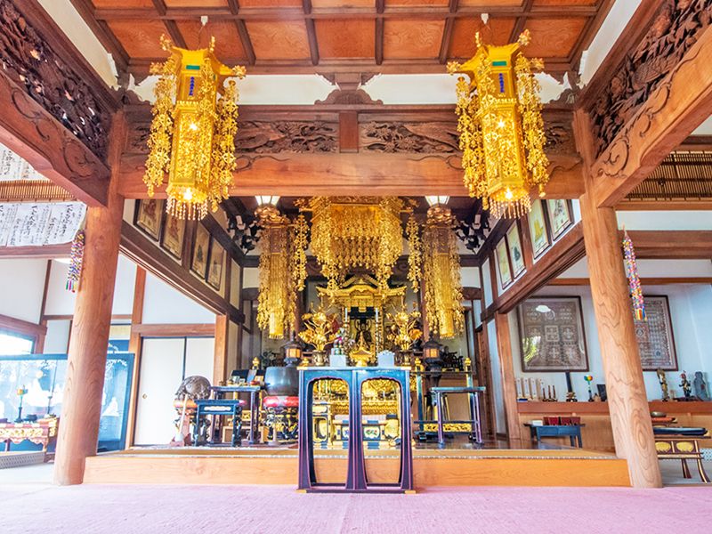 堂内の祭壇