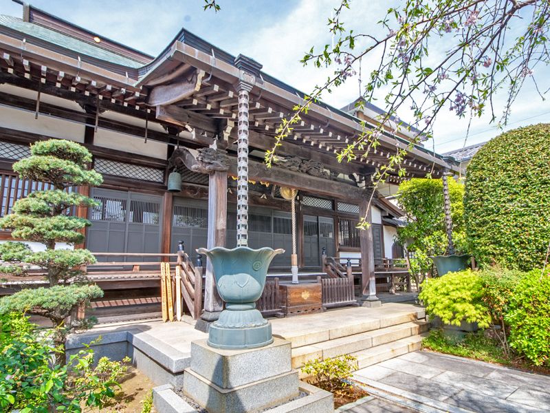 建物外観と香炉
