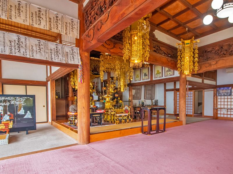 堂内の祭壇
