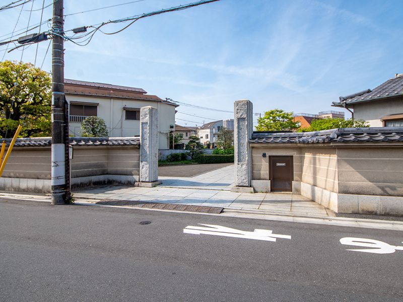 道路沿いの寺院入口