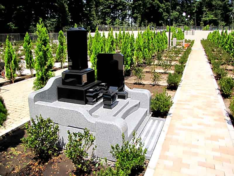 フォレスト所沢　1区画毎に生垣があるので隣を気にせずお参りできるお墓