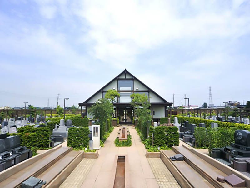 鴻巣霊園　広々とした参道