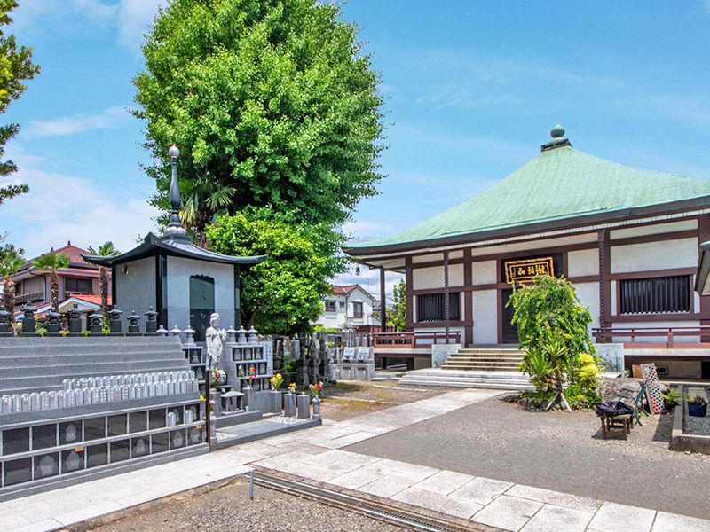 本堂と境内通路