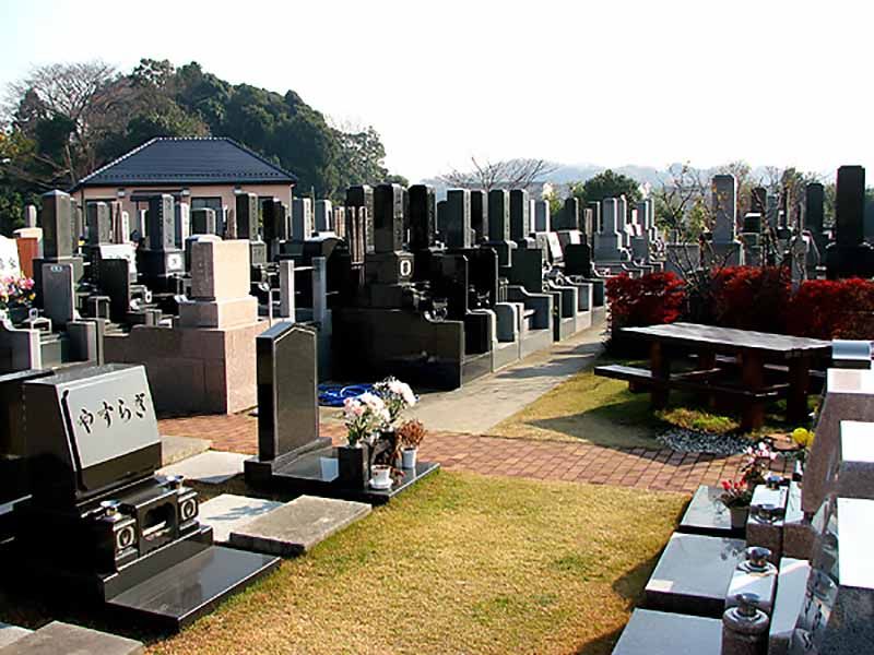 戸塚長沼霊苑　緑に囲まれた墓域