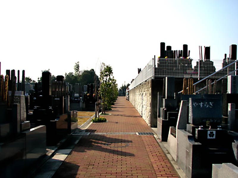 戸塚長沼霊苑　レンガ敷きの参道