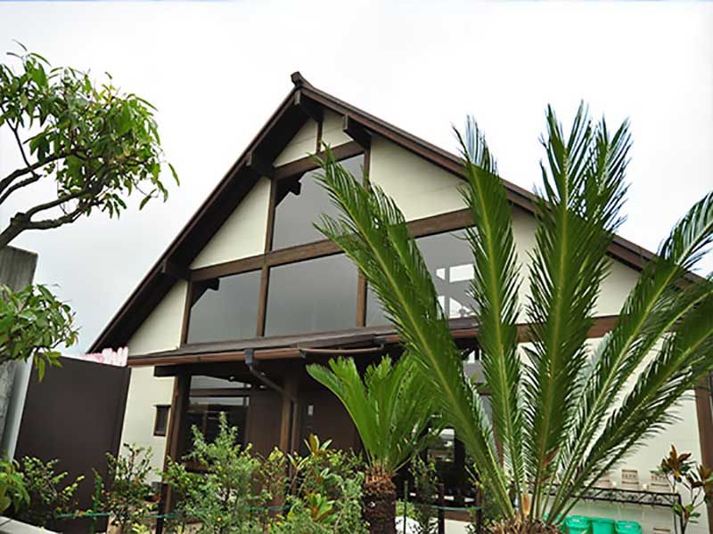 鴻巣霊園　木のぬくもりが感じられる管理棟