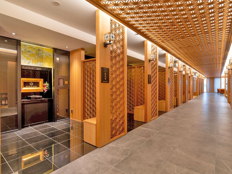 自然光が差し込む参拝フロア