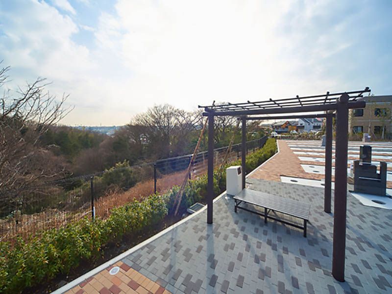 あおぞら霊園　墓域に設置されているベンチ