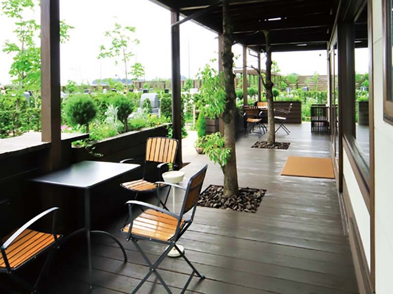 鴻巣霊園　ウッドデッキの休憩所