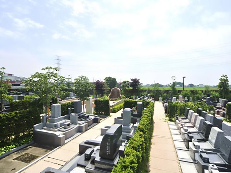 鴻巣霊園　様々な種類が混在する墓石