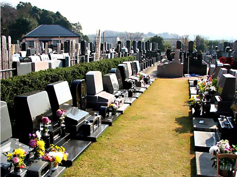 戸塚長沼霊苑　陽当たりのよい墓域