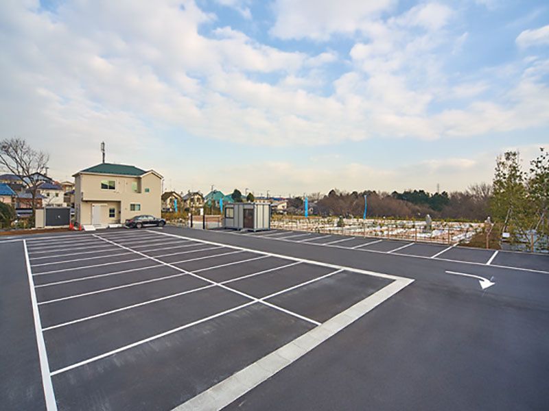 あおぞら霊園　広々とした駐車場