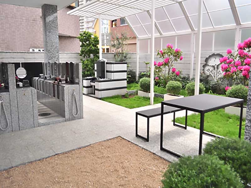 川口元郷聖地　屋根がついているので雨の日でも快適にお参りできる墓域