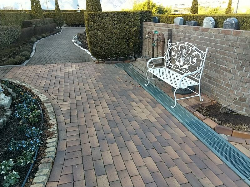 エンゼルパーク上田の通路は段差の無いレンガ風の石畳が敷かれ、車イスでも十分お参りできる通路の広さがあります