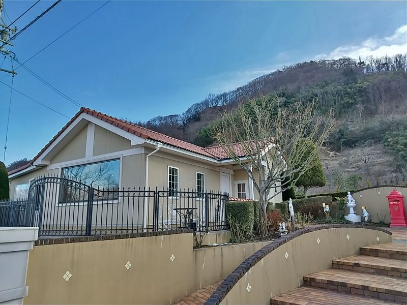 ご来園いただいた際に冷暖房が完備されたエンゼルハウス内やテラスで休憩することができます