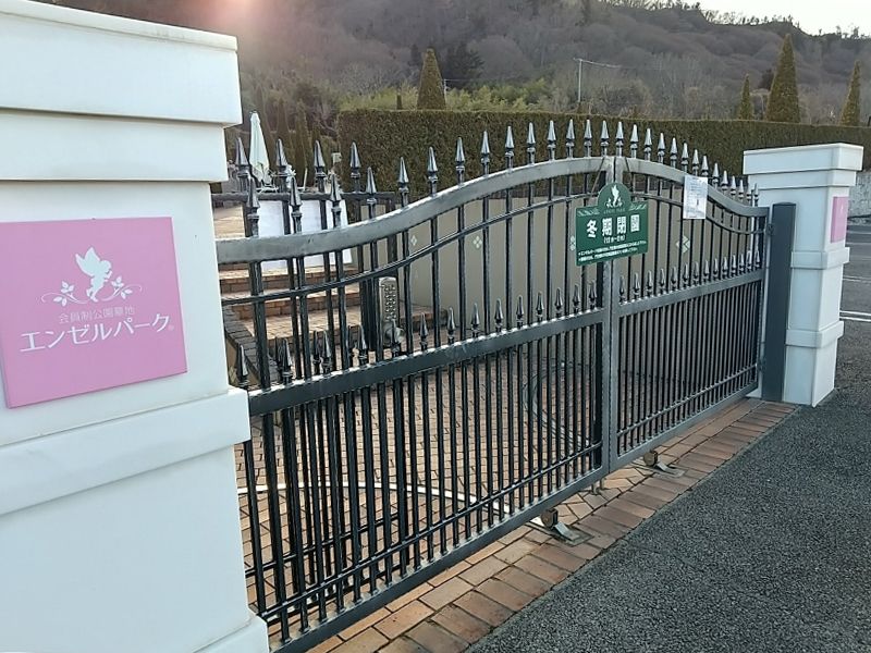 重厚な門構えのエントランス