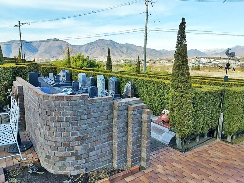 レンガ風のパーテーションが通路と墓域をセパレートしているため、墓域に静寂さが保たれています