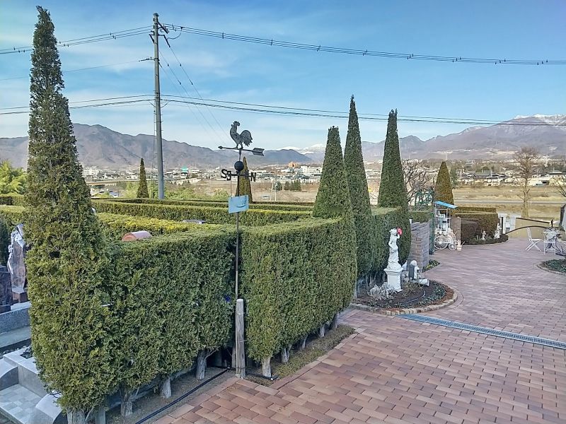 視線の先に広がる緑や木々を眺めながら、心和やかな気持ちでお参りすることができます