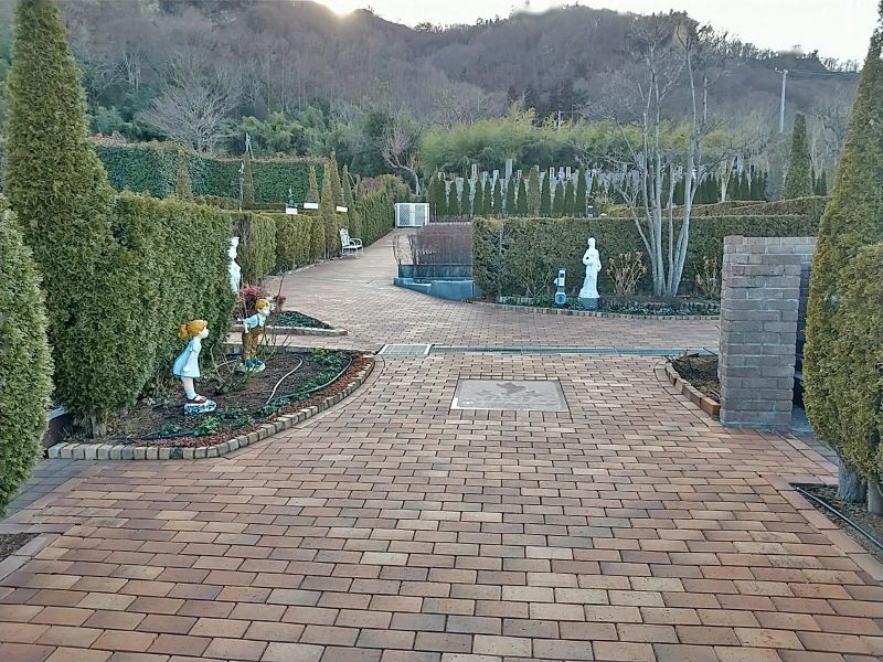 通路は幅広いレンガ風の石畳になっており、雨の日でも足元が滑ったり、つまずいたりすることはありません