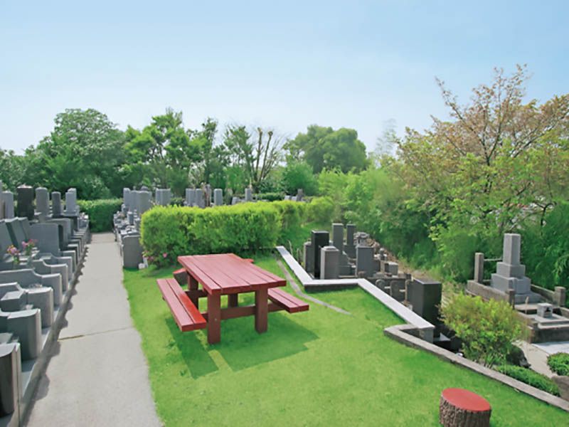 戸塚長沼霊苑　墓域内の休憩所