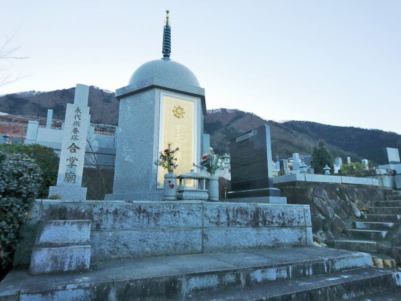 福泉寺永代供養塔「合掌廟」