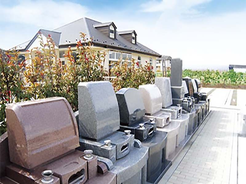 メモリアルステージたかさか　様々な墓石が混在