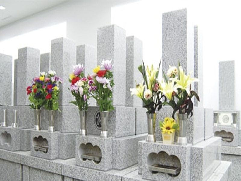 尼将軍 南の丘霊堂　墓前に供えられた花