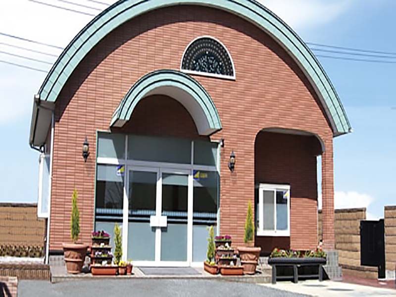 さくらメモリアルパーク　屋根が特徴的な管理棟