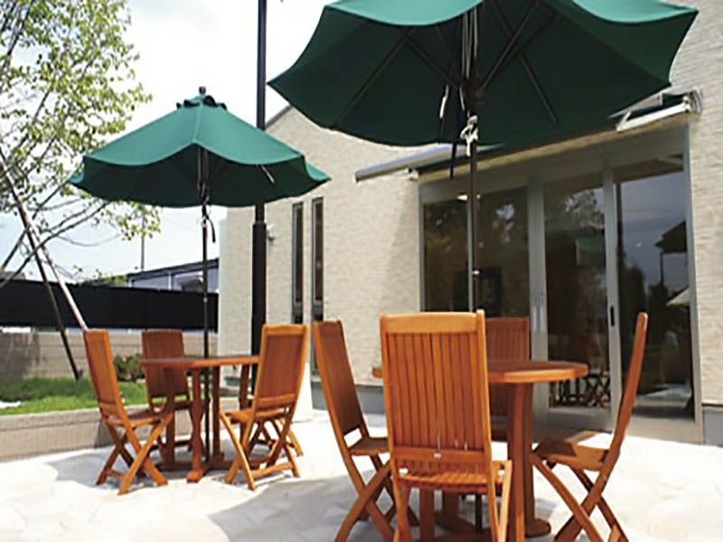 聖苑花みずき東霊苑　日当たり良好な休憩スペース